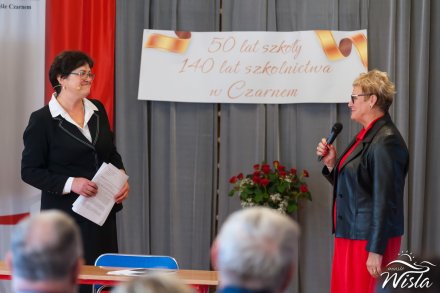 Pani Danuta Kozyra składa życzenia na ręce Pani Elżbiety Szajtauer